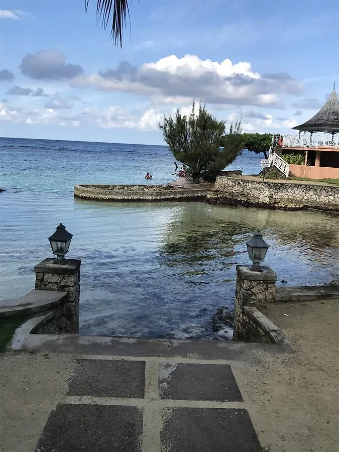 Alexanders Penthouse On The Beach Ocho Rios Jamajka